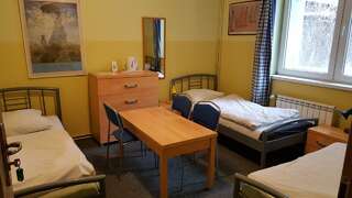 Хостелы Hostel Poznań Petit Познань Трехместный номер с общей ванной комнатой-1
