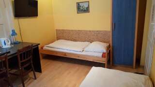 Хостелы Hostel Poznań Petit Познань Двухместный номер с 1 кроватью и общей ванной комнатой-5